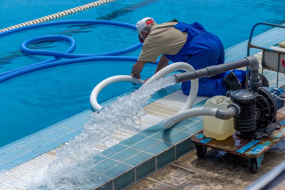 Technicien N.J.3D contrôlant l’eau d’une piscine à Marrakech